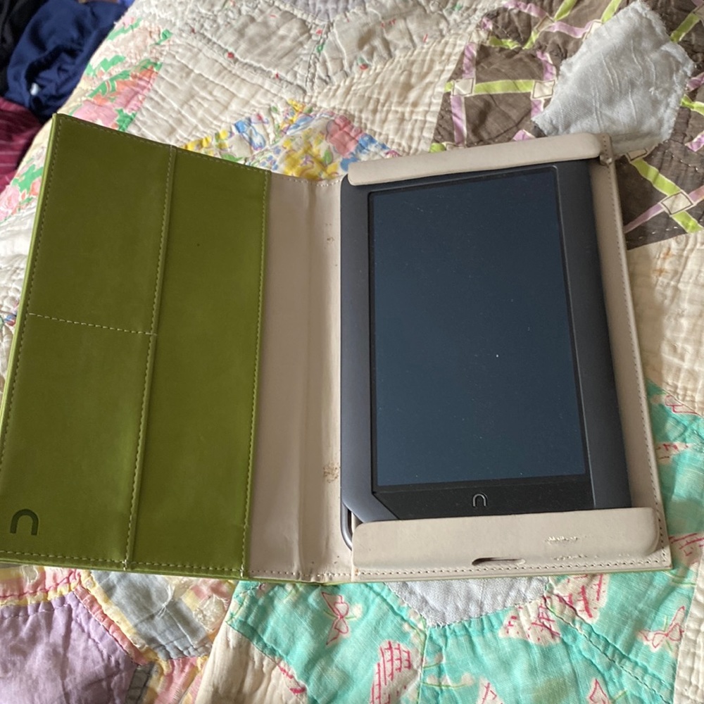 Nook bnrv200 with case